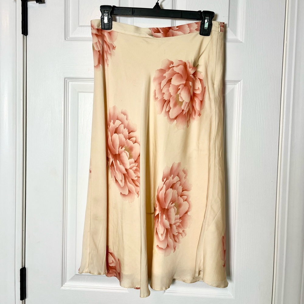 100% Silk Stunning Banana Republic vintage skirt in Peony print & fully-lined.